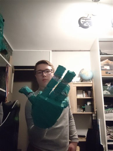 1/2 main faite #cosplay #fnaf #fr
