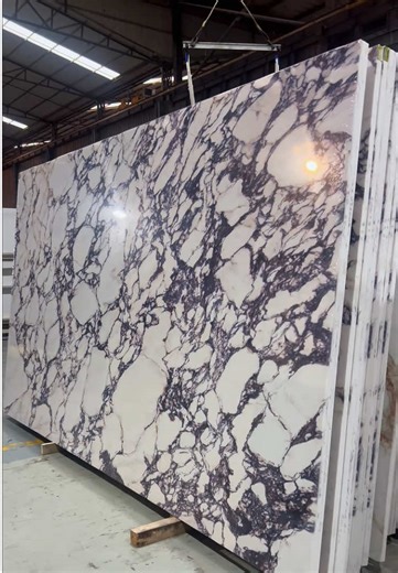 Calacatta Quartz combines a pure white base with expressive veining, creating a refined, high-end look that enhances modern interiors with effortless luxury. #CalacattaQuartz #LuxuryQuartz #QuartzSurface #InteriorDesign #PremiumSurfaces