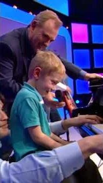 Il joue du piano sans regarder les notes!