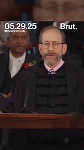 Harvard University President Alan Garber received a standing ovation during his commencement speech after praising students from “around the world.” The applause came as the Trump administration continues its attacks on the university, including efforts to block it from enrolling international students and the cancellation of an additional $100 million in federal contracts. #harvard #alanGarber #commencementspeech #internationalstudents #trumpadministration #highereducation #studentvisas #harvar