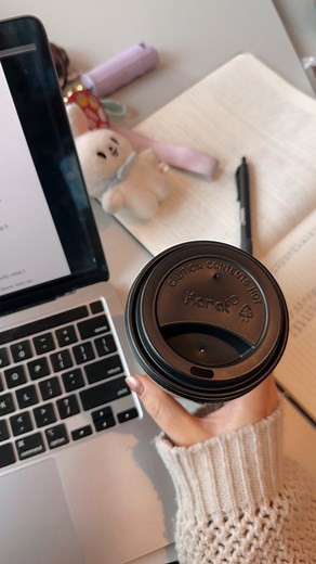 so do we A) kiss him B) spend the rest of our lives regretting that we didn’t 🫢 📚Dreaming About the Boy Next Door ✨forbidden romance ✨player x blogger girl ✨bff’s twin brother #highschoolromancebooks #kindleunlimitedbooks #forbiddenromancetrope | Sarah Sutton Books