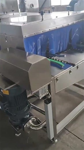 Plastic food tray washer,washing turnover trays with high pressure spray water,water can be recycled