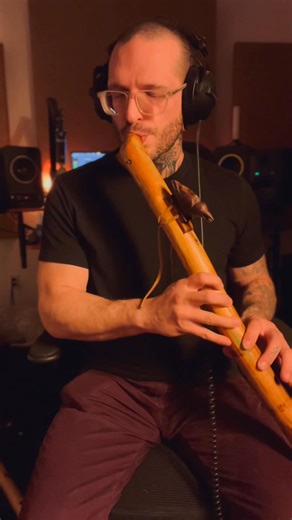 Improvisation en do dièse mineur (C# minor), jouée sur la toute première flûte que j’ai fabriquée. 🥹 Je l’aime tellement… c’est une véritable merveille 🌹 Si vous aimez ce que je fais, je vous invite à rejoindre mon nouveau groupe privé Malakan – Le Sanctuaire Sonore, ou à aller écouter mes albums sur Spotify, YouTube et toutes les autres plateformes de streaming, recherchez: Malakan 🩵 Merci du fond du cœur à toutes celles et ceux qui m’écoutent, me suivent et partagent mes vidéos. J’en suis p