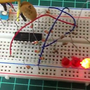 LEDが順番に光って、端までくると逆向きに光る回路を試作してみました。 デコーダICを使ってます。 10個の出力が順番にHighになるので、そこにLEDをつけているだけです。 LEDの往復は、LEDを6個にすることで実現してます。 端以外のLEDには2つの出力が接続されてます。 出力ポートはそれぞれにダイオードをつけることで干渉しないようにしてます。 | いなぎ電子キットで電子工作