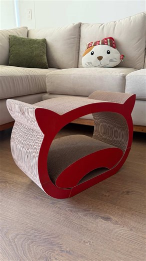 Este es el sonido que todo catlover ama 😻 … El momento en que abres ese nuevo Rascador para tu michi 🐾 🚨Ponte los audífonos y escucha 👂 #asmr Nuestro Rascador El “Trono del Michi” no sólo es perfecto para limar las uñas de tu michi 😸sino también para frotar todo su cuerpo o usarlo como zona descanso para sus siestas del día. El diseño con orejas de gato de nuestro Rascador “Trono del Michi” es único en el Perú 🇵🇪: ☑️Medidas: 58cm de largo x 40cm de alto ☑️Material: Cartón corrugado grueso