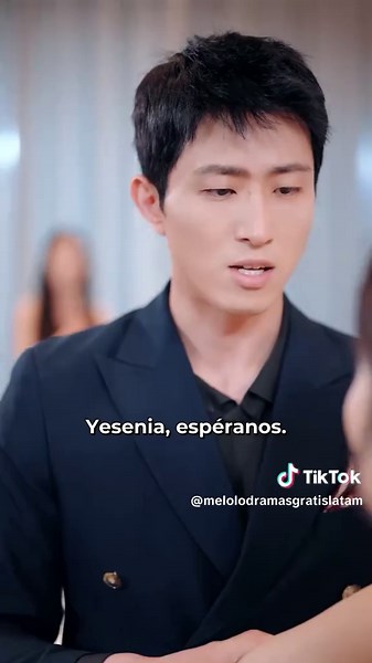Cuando ella creía que era amor, él permitió que su familia la humillara en la fiesta 😢💔 ▶️El nombre del drama：Amor inalcanzable #meloloes #melologratis #amorinalcanzable #venganza #parati #destino #amor #ceo #fyp