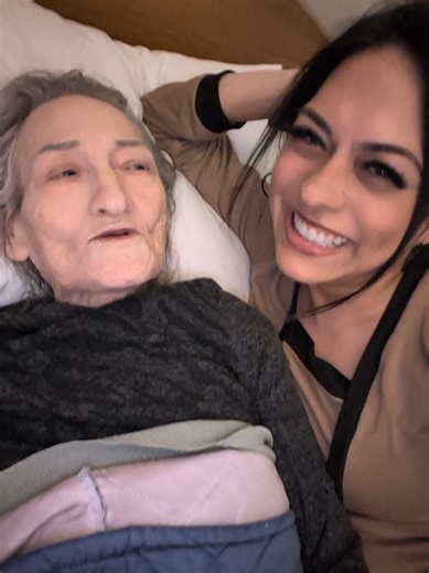 Con #Rafaelita Hoy no se siente muy bien. She's not feeling too well today. Tratando de no llorar. Trying to hold my tears in. 🥺🥺 #UnPuñoDeTierra #RamonAyala #RamonAyalaYSusBravosDelNorte #JulieQCooper