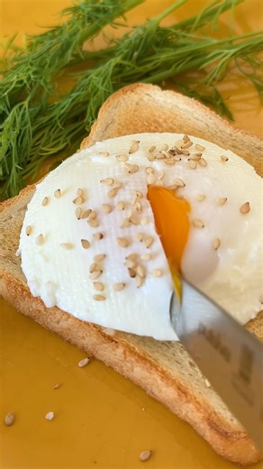 How to poach eggs the easy way 🍳 👇