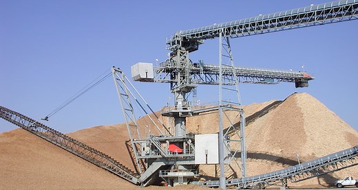 Linear overpile portal reclaimer