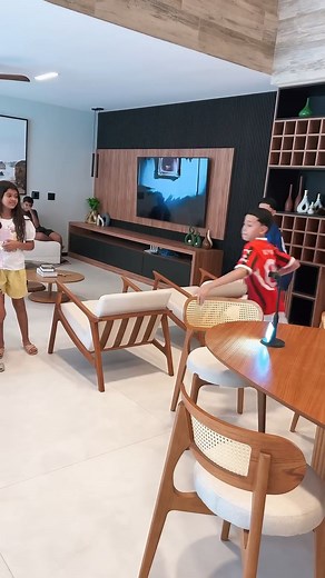 A alegria deles em chegar na mansão de férias 😂 | Manu e Lorena