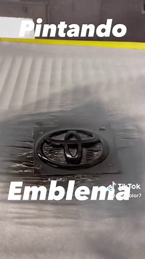 Cómo pintar emblemas de auto fácilmente