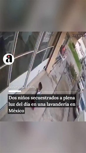 Alinstante RD on Instagram: "En redes sociales se ha hecho viral un video en donde se observa lo que parece ser un secuestro de dos menores de edad, sucedido la mañana de este lunes 6 de octubre en Ixtlahuaca, Estado de México, hecho que desató la indignación de la sociedad, que exige la intervención de las autoridades. En la grabación, de menos de un minuto de duración, se puede observar en primer plano a un pequeño con chamarra azul, quien incluso está comiendo un plátano. Posteriormente apare
