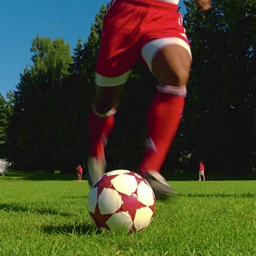 A girl disguised as a boy moves into the boys' dormitory, only for her sanitary pad to fall out. Her excuse is absolutely brilliant! #FilmReview #She’s the Man #FemaleEmpowerment #campuslife