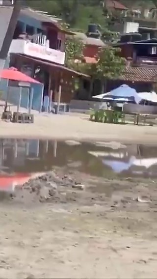 Esto es indignante y repugnante.Mientras en el Golfo de México se está viviendo una catástrofe ambiental por el derrame de crudo, en Oaxaca hacen esto. Diversos comerciantes de Puerto Escondido abrieron un canal directo al mar para descargar las aguas residuales de sus negocios en plena zona de playa...¡en plena Semana Santa!¿Dónde están las autoridades? ¿Cómo permiten esto?Aunque no sorprende que no hagan nada, si vieron el derrame como unas "gotitas" de chapopote.