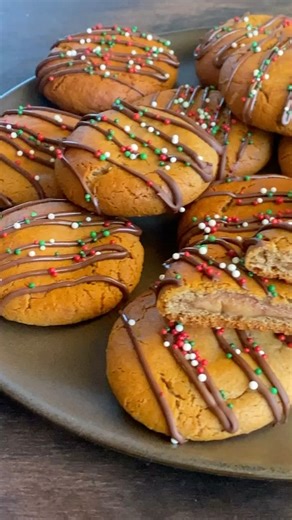 10K views · 62 reactions | God jul, dere!  Her kommer et lavterskel kaketips til deg som har pepperkakedeig til overs (kan godt være ferdigkjøpt). Fyll pepperkakene med Dumle!  Det gir en herlig seig karamellkjerne inni pepperkakene!  Se nytt innlegg på Det søte liv: https://www.detsoteliv.no/oppskrift/pepperkaker-fylt-med-dumle #detsoteliv #detsøteliv #pepperkaketips #dumle #bakeglede #romjul #bakinginspiration #lifeissweet | Det søte liv | Facebook