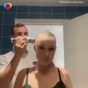 This woman with Alopecia asked her boyfriend to help her shave her head. When he was done, he brought her to tears with a beautiful act of solidarity 💗 | The Uplift