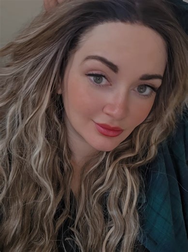 Girl, out that wig ON! Stop hesitating and doubting yourself. Nothing ventured nothing gained, dare to try something new this year! 🥰 #syntheticwig #wighair #wigtok #wigconfidence #waveywig