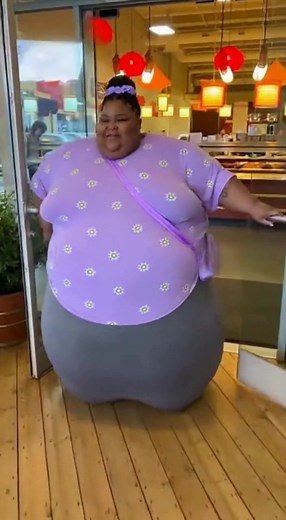 Hilarious Buffet Floor Fall: Must-See Moment!