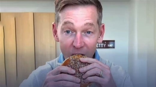 麦当劳CEO被指“假吃”：大口咬下汉堡却只留 “皮外伤”，竞品高管集体大口啃汉堡