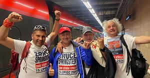 Här rullar Springsteens fans in i specialtåg på Centralen