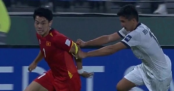 Đình Bắc bị cầu thủ U23 Kyrgyzstan "giật băng đội trưởng" U23 Việt Nam