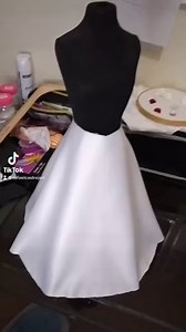Aprende a trazar y cortar una falda semicircular de una manera súper fácil. Cuéntame ¿Para qué tipo de vestidos utilizarías este corte? Vestido de novia, XV años, Vestido de gala... | Rafael Castrejón Diseñador