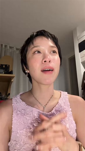พี่พลอยมาเล่าเรื่องงานแต่งเกิดขึ้นได้ยังไงทุกอย่างเกิดขึ้นไวมาก เพราะว่าเตหลังจบคอนเสิร์ต มาถามพลอยว่า ถ้าเกิดสมมุติว่าเราได้ไปที่มันใหญ่กว่าเดิม อยากอุ้มลูกไปดูคอนเสิร์ตในวันที่เรามีแรง เรามีลูกกันมั้ยน่ารักอะ แล้วโฟกัสเรื่องมีลูกจนข้ามขั้นตอนว่าต้องขอแต่งงานด้วยซ้ำ 🥹🫠
