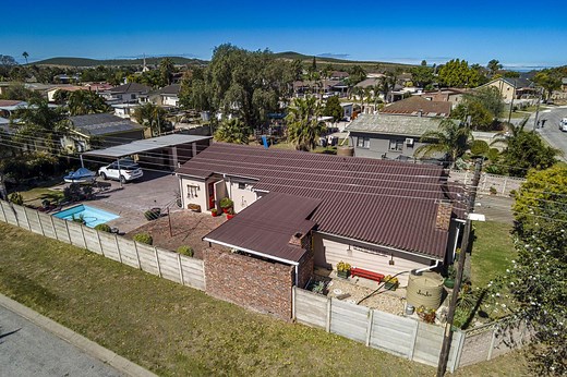 4 Bedroom House for sale in Manor Heights - 10 Middel Street - Despatch - Property24