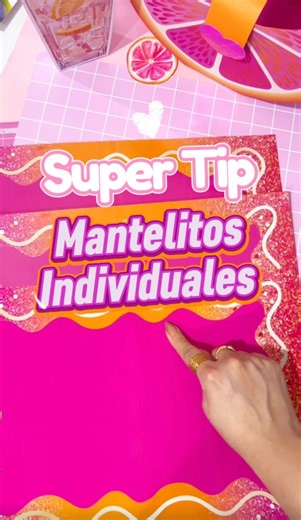¿Sin impresora tabloide? No pasa nada ✨ Estos individuales los hice desde casa con una técnica super sencilla: imprimí mitad en una hoja y mitad en otra, pegué los extremos, laminé ¡y listo! Perfectos para darle ese toque especial a cualquier mesa sin complicarte. Ojo 👀 este tip es ideal para tus celebraciones personales, pero si es para clientes, siempre recomiendo mandar a imprimir en imprenta 😉 🧡✨ Ya puedes encontrar todos los archivos del kit “Party Table Orange Pinky” disponibles en nues