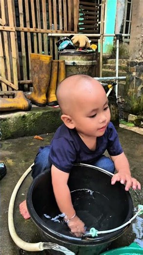 Abaw washes toys from the smallest to the biggest