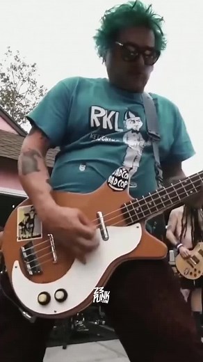 NOFX - Stickin' In My Eye (Official Video)