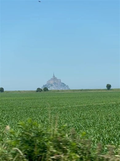 O Mont Saint-Michel é uma ilha rochosa e comuna francesa na Normandia, famosa por sua abadia medieval no topo e marés extremas que a isolam. Patrimônio Mundial da UNESCO, atrai milhões de visitantes anualmente com suas ruelas charmosas, muralhas e a famosa omelete da Mère Poulard. #aesthetic #aesthetics #foryou #fyp #foryoupage #fy #estética #architecture #arquitetura