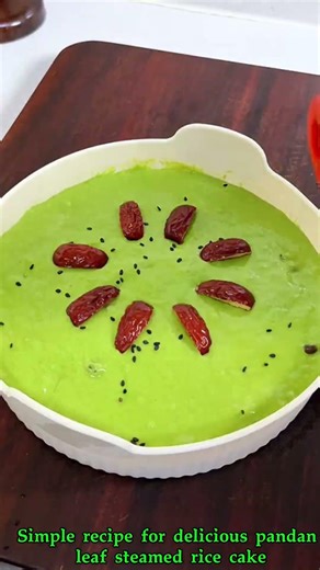 Simple recipe for delicious pandan leaf steamed rice cake