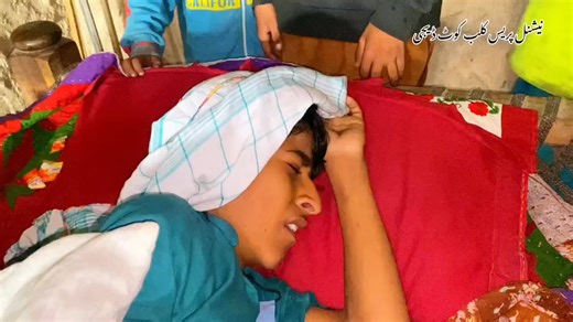 Zawar Shahid Hussain Hajano on Instagram‎: "اولاد والدین کی مجبوری ہوتی ہے آج صبح تقریباً 8 بجے دروازے پر دستک ہوئی۔ میں نے سہیل سے کہا جا کر دیکھو کون ہے۔ وہ گیا اور فوراً واپس آ کر بولا: “بابا! ایک شخص ہے، بہت رو رہا ہے، آپ کو باہر بلا رہا ہے۔” میں جلدی سے باہر نکلا تو دیکھا ایک غریب باپ روتا ہوا میرے سامنے آ کر جھک گیا اور کہا: “خدارا میری مدد کریں، میرا بچہ شدید درد سے تڑپ رہا ہے۔ گُردوں کی بیماری ہے، بہت علاج کرا چکا ہوں، مہنگے ٹیسٹ، دوائیاں، سب کچھ کر لیا، اب گھر میں کچھ بھی نہیں بچا۔ میرے