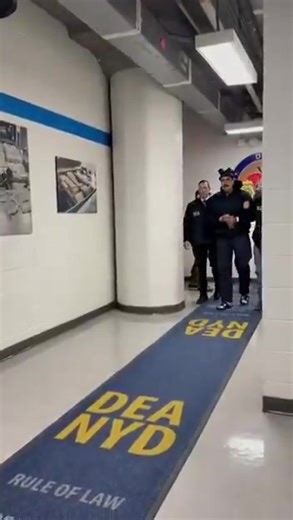 Svrgnuti predsednik Venecuele, Nikolas Maduro, i njegova supruga Silija Flores prebačeni su u Njujork nakon opsežne američke vojne operacije u Venecueli. Maduro je smešten u pritvorski centar u Bruklinu, gde čeka suđenje po optužbama za trgovinu drogom i oružjem, dok je američki predsednik Donald Tramp poručio da će Sjedinjene Američke Države upravljati zemljom do prenosa vlasti i preuzeti kontrolu nad ogromnim venecuelanskim rezervama nafte. Maduro u Njujorku Nikolas Maduro je helikopterom stig