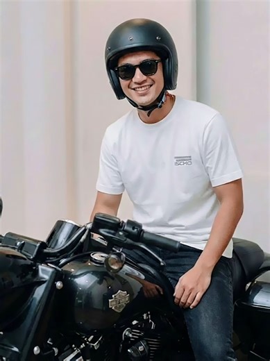 Join The Elegance ISCHO White T-shirt Exclusive 📍Malang, East Java Check Our Bio #MensStyle #DarkMode #QuietLuxury #ElevatedEssentials #basictees