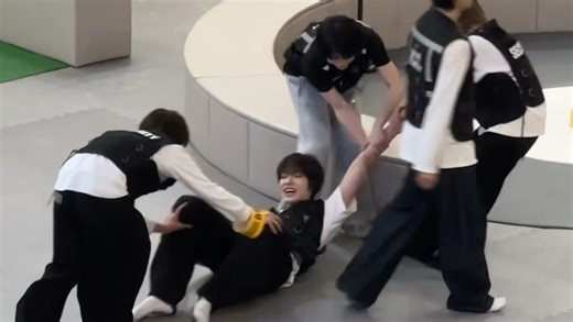 【INTHEX】[📹] 1:4 Cops vs. Robbers🤣