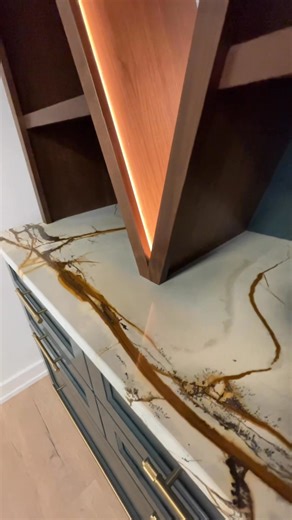 SLEEK, NATURAL, and SERIOUSLY STUNNING! 🤩 This quartzite stone features a smooth suede finish and incredible character. Stop by our warehouse to view full slabs of colors for your next countertop project! #keystonesurfaces #stonecountetops #quartzite #downtowncrystallake | KeyStone Surfaces Inc.