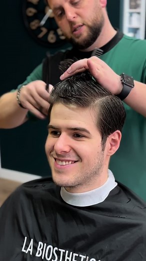 📍 - Hoy en Malecare, tenemos a Óscar. ♦️ - Óscar llevaba más de un mes sin acudir al centro y estaba perdiendo la forma de su corte habitual. ♦️ - Comenzamos creando la estructura y limpiando los contornos, quitando longitud y creando las capas. ♦️ - Utilizamos la navaja de entresacar para restar volumen y pulir. ♦️ - Pasamos a la parte superior, despuntando y desfilando para aportar movimiento. ♦️ - Para la zona del flequillo, utilizamos la técnica del desfilado para aportar el máximo movimien