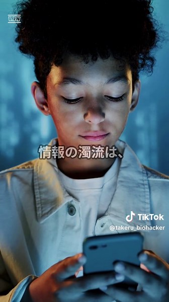 【寝れない奴へ】寝る前10分の読書で、睡眠の質が劇的に変わる #睡眠の質 #不眠 布団に入っても目が冴えてしまう。それ、寝る直前までスマホで脳に刺激を送り続けているせいだ。 このオーバーヒートを強制終了させる最強のスイッチが、寝る前10分の「読書」だ。 📖 読書がストレスを軽減する科学的根拠: ・イギリス・サセックス大学の研究 ・わずか6分の読書でストレスの68%が軽減 ・音楽鑑賞(61%)や散歩(42%)よりも効果が高い ・本の世界に没頭することで、現実のノイズから脳を物理的に切り離せる ❌ スマホ・タブレットで読むのは論外: ・ブルーライトがメラトニン(睡眠ホルモン)の分泌を抑制 ・逆に目が冴えてしまう ・睡眠の質が低下する ✅ 使うべきもの: ・紙の本(最適) ・E-Ink電子書籍リーダー(Kindle Paperwhite等) →ブルーライトがほぼ出ない 📚 選ぶ本のコツ: ・頭を使いすぎないこと ・難しいビジネス書は避けろ(脳が覚醒する) ・続きが気になりすぎる小説は避けろ(寝られなくなる) ・一度読んだ本が最適 ・どこから読んでもいいエッセイが最適 ・枕元に置いておけ 