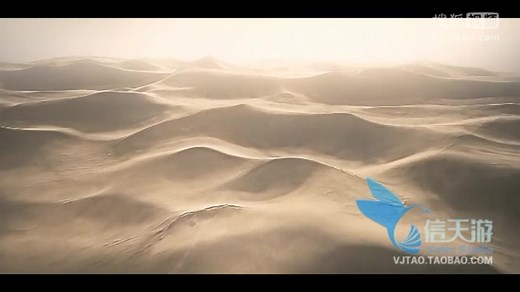 7434荒凉沙漠戈壁滩地貌风沙白雾飘动炎热炽热俯瞰鸟瞰视频素材