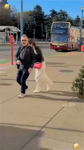 “Watch Them Fall for the Tree Prank! 🌲🔥”