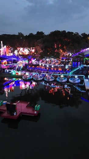 Lake Austin Lights is officially back at Mozart’s Coffee Roasters with Austin Rental Boats and it is one of the most magical holiday experiences in Austin. The cruises run November 22 through January 3 and this year comes with new decor, a second glowing tunnel, and even more floating 3D LED displays across the water. You spend forty five minutes gliding along Lake Austin with illuminated boats, sparkling shoreline lights, festive homes, and two eighty foot floating tunnels that surround your bo