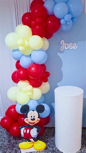 Decoracion Mickey mouse ♥️ Si buscas una decoración pequeña pero bonita, echa con amor y perfección no dudes en comentar o hablarme por privado 🥰♥️ #declaraciones #cumpleaños #mickeymouseclubhouse #disney #decoracionesglobos