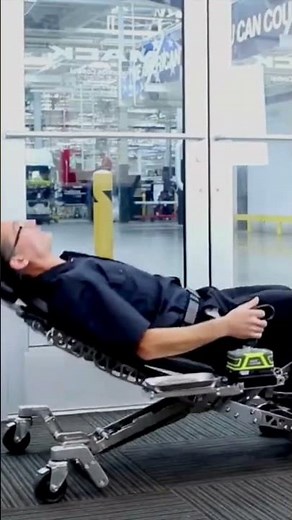 🚨This Chair Transforms Mechanics' Lives – Meet the Human Hoist!