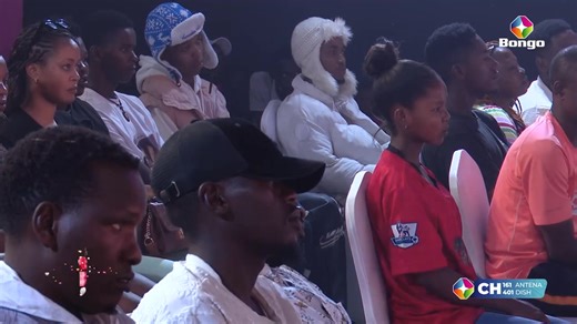Hivi Bei elekezi ya ‘Shuka la Kimasai’ ni shilingi ngapi hasa isije kuwa Mr. Right anatupanga 😃 Suala la Wadada kuvaa kigodoro kwenye podium vepeee 🫢🫤 KIVUMBI KINAENDELEA TENA WIKI HII MABIBI NA MABWANA Cc | @mrrightshow @mcgarab @dr.kumbuka @aaliyaahofficial #HelloMrRightShow6 ni jumamosi hii na kila jumamosi saa 4:00 usiku na marudio ni kila jumanne saa 4:00 usiku na jumapili saa 8:00 mchana hapa @stbongotv kupitia @startimestz CH 161 (antena) CH 401 (Dish). Proud Sponsored By @smirnofftz (