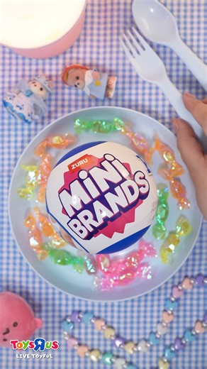 【🤩小玩偶都需要自己的小家品!】 🎉Mini Brands迷你家品系列! 超過 60 多個家品迷你玩具可供收集 為你的小玩偶添置小家品啦! 而家仲有驚喜優惠!! ⭐任揀2件Mini Brands產品即享85折! ⭐買2件Mini Brands或以上送A4文件夾1個 ⭐買3件Mini Brands或以上送5 Surprise蠑螈公仔(隨機1款 立即Click入👉🏻https://shorturl.at/e4zdB ⭐網店買滿$349免運費 ⭐門店自取服務 *受條款及細則約束 *數量有限，送完即止 #玩具反斗城 #玩具 #toys #MiniBrands #livetoyful | Toys"R"Us Hong Kong