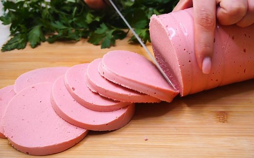 俄罗斯厨娘就教你最地道的俄式红肠，Q弹扎实，战斗民族的下酒菜绝了！