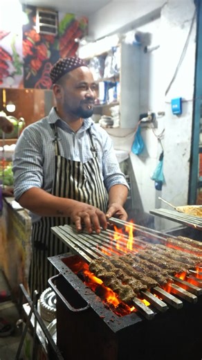 Gulrez Kebab Corner | Best Kebabs on Instagram: "“Jeene ke hai chaar din… baaki sab bekaar din. Aur sach bataun? In chaar dino ka asli test plate par hota hai. Kaam, stress, deadline — sab baad me. Taste wahi yaad rehta hai jo dil me utar jaye.” Batla House me ek jagah hai jahan log sirf khana nahi, apna mood reset karne aate hain — Gulrez Kebab Corner. Yahan kebab order nahi hota… experience hota hai. Buff ho, butter ho, gravy ho — har bite ek line bolti hai: “Zindagi choti hai bhai… bekaar tas