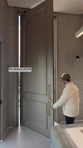 A side-axis door is not only convenient to open, but also becomes the visual focus of entering the house, interpreting the new way of light luxury life.#Door #Hingedoor #CastAluminumDoors #factory #Enterthedoor